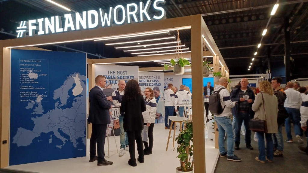 A group of people is standing at the exhibition booth.