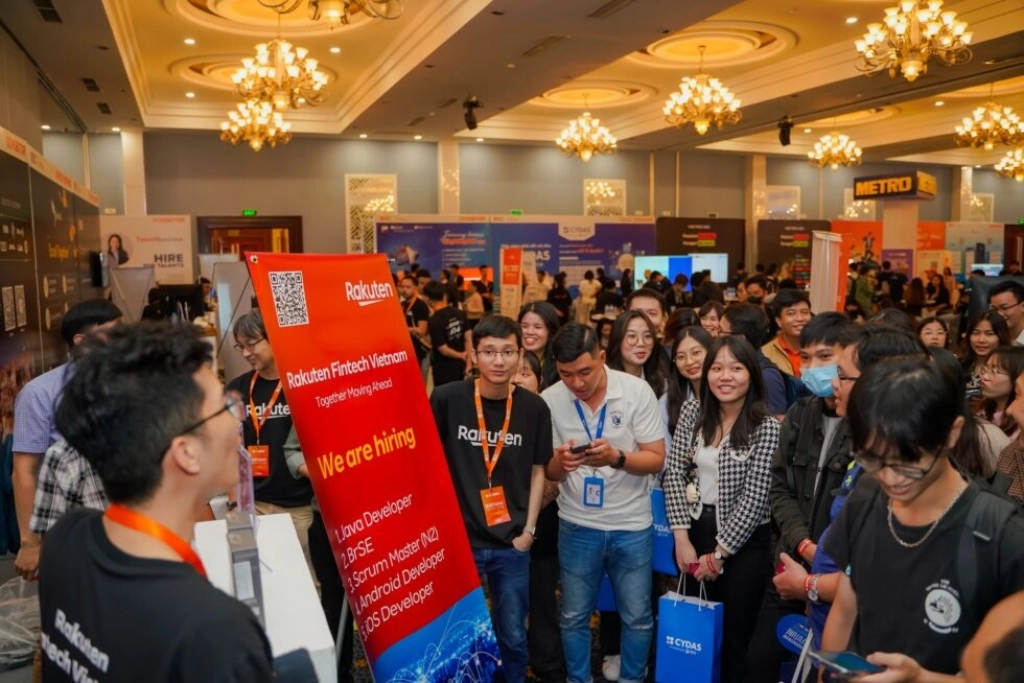 Vietnamese experts at the trade show booth