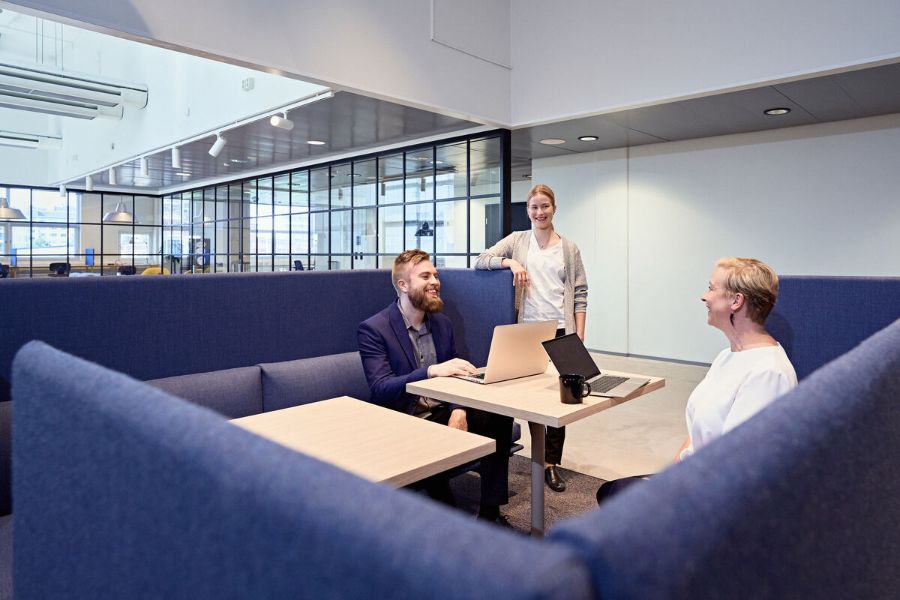 Colleagues meet with their laptops inside a modern office building. - Mikko Törmänen / Business Finland