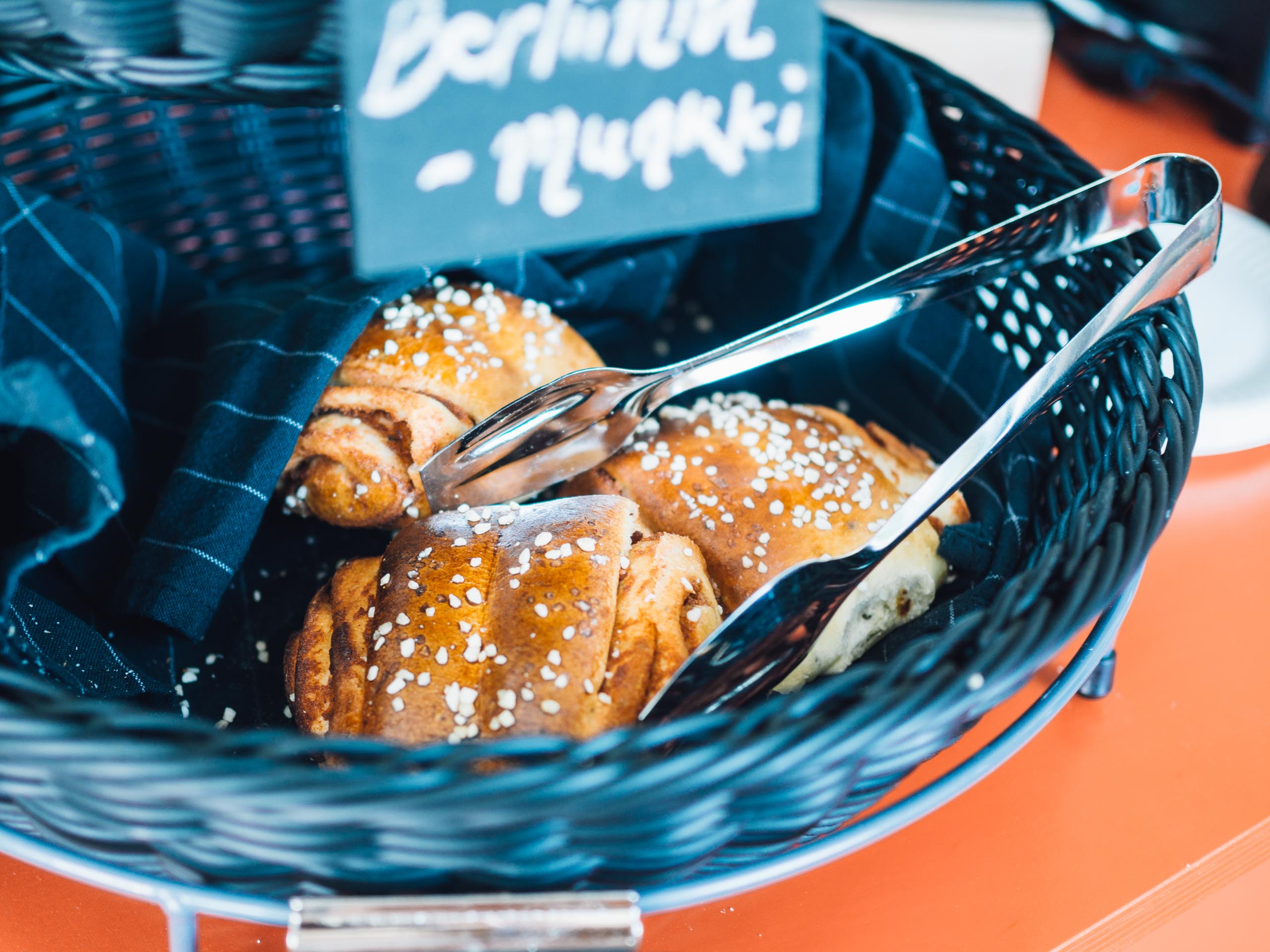 Brioches finlandaises à la cannelle dans un panier.
