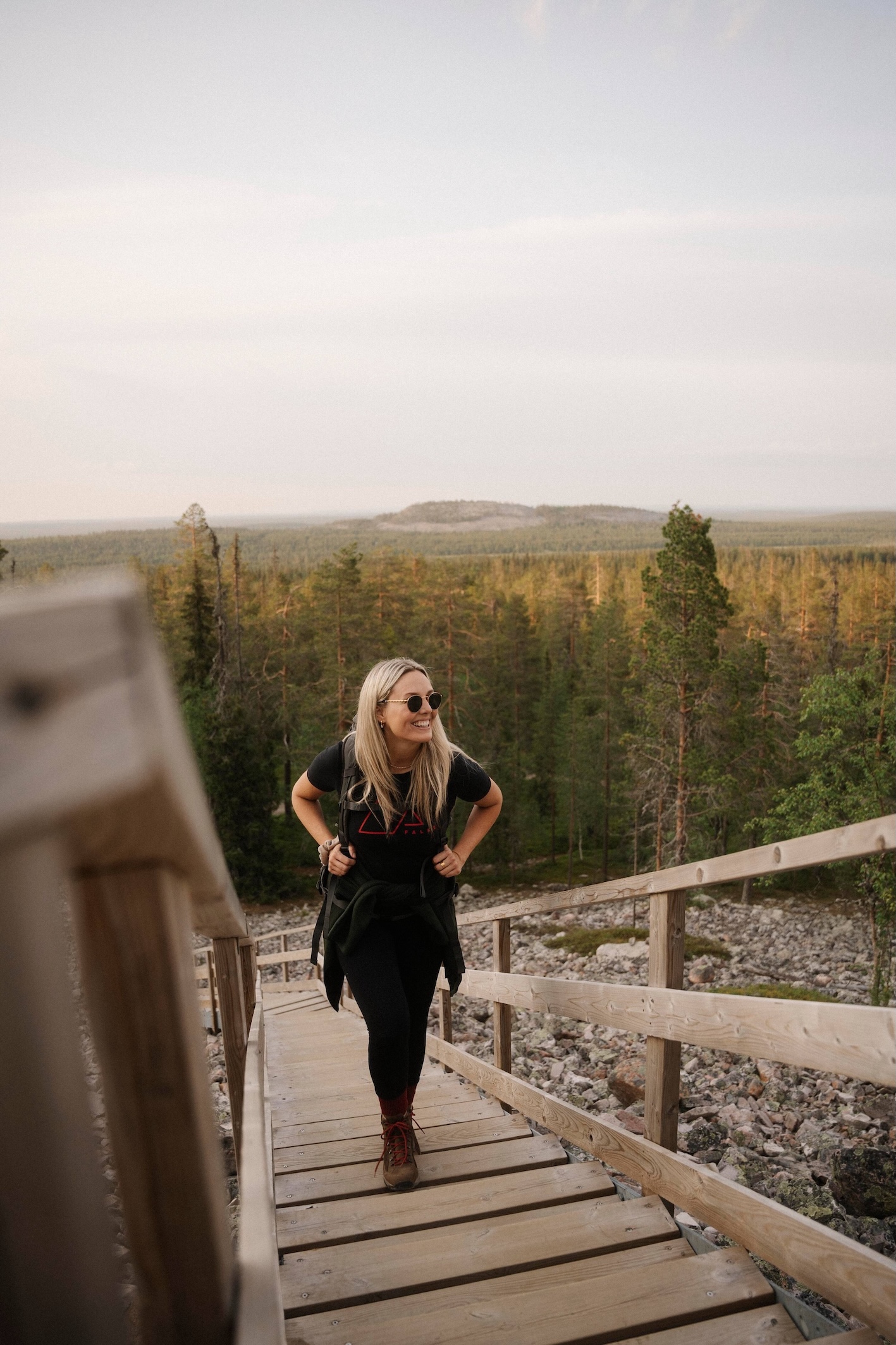 Une femme fait de la randonnée dans le parc national de Pyhä-Luosto, en Laponie finlandaise.